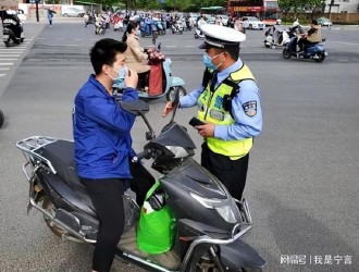 女子帶電動車上公交遭拒竟打電話“走后門”，司機(jī)：誰也不認(rèn)