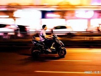 大媽帶電動車坐公交被攆下車，打電話“搖人”，網(wǎng)友：后臺要倒霉