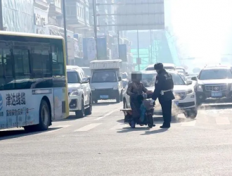 “闖進(jìn)”快車道、“越線停車”、走專用車這些電動車違法被取締