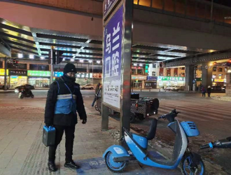 寒冬“守夜人”：共享助力車換電員的堅守