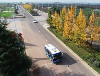 “公路版”公交車將上線運(yùn)營，座椅軟包還配安全帶